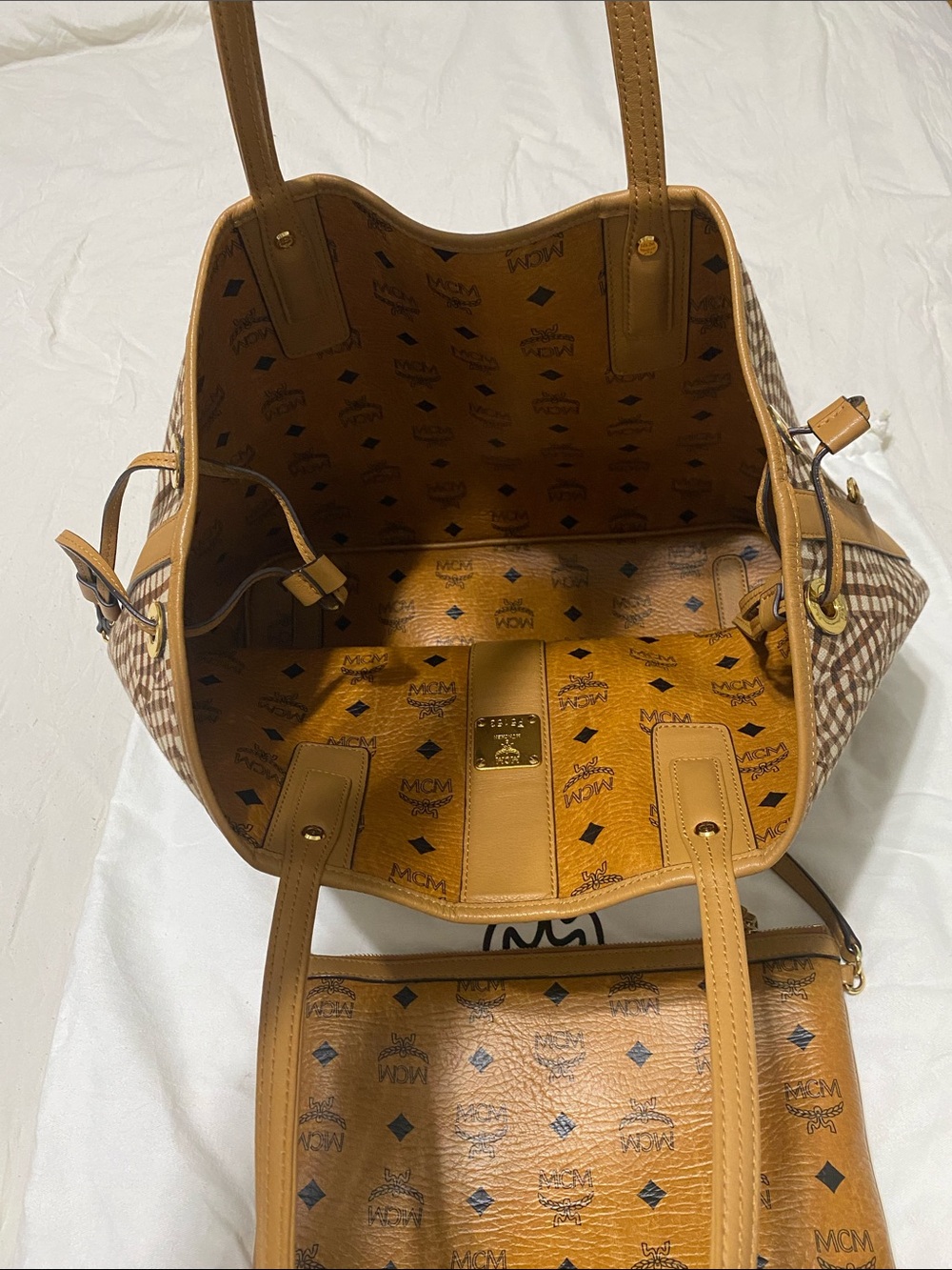 Women’s MCM reversible shoulder bag in Cognac - Picture 7 of 11